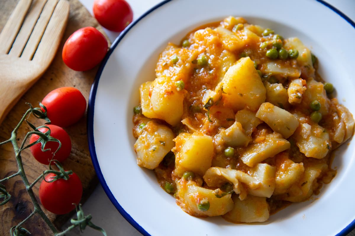 imagen con plato lleno con un guiso de sepia con patatas